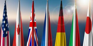 Auf dem Bild sind nebeneinander die herabhängenden Flaggen der G7-Staaten aufgestellt.