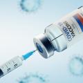 Spritze steckt im Corona-Impfstoff