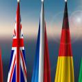 Auf dem Bild sind nebeneinander die herabhängenden Flaggen der G7-Staaten aufgestellt.